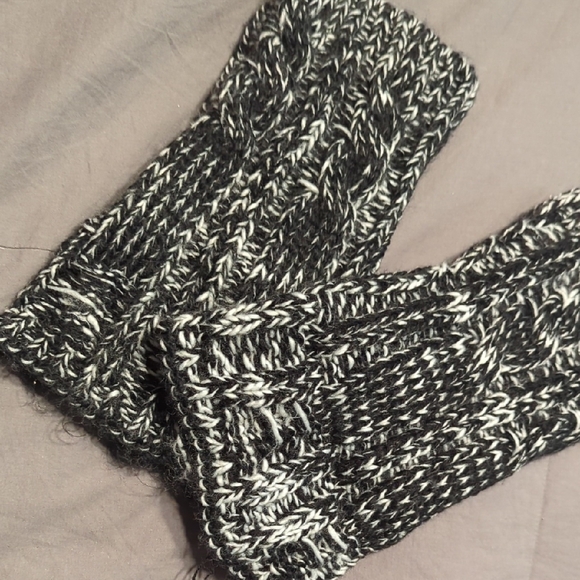 Steve Madden Black and Cream Knit Gloves Set - Picture 2 of 4